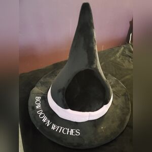 Bootique witches hat pet bed